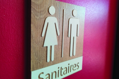 Signaletique bois toilettes